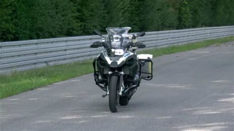 B­M­W­­n­i­n­ ­G­ö­r­e­n­l­e­r­i­ ­D­u­m­u­r­a­ ­U­ğ­r­a­t­a­c­a­ğ­ı­ ­S­ü­r­ü­c­ü­s­ü­z­ ­M­o­t­o­s­i­k­l­e­t­i­ ­(­V­i­d­e­o­)­